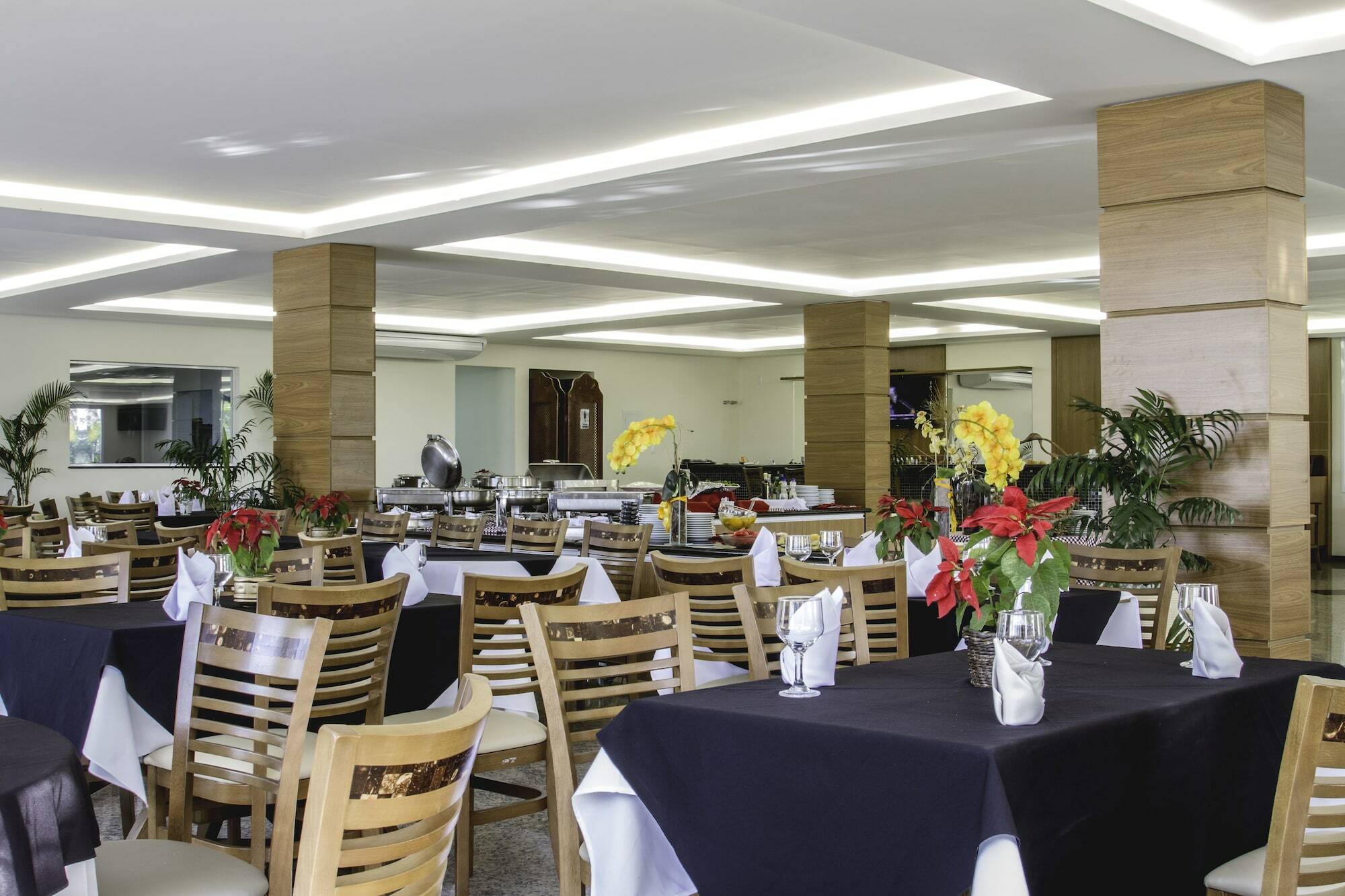 Colonial Plaza Hotel 平达莫尼扬加巴 外观 照片