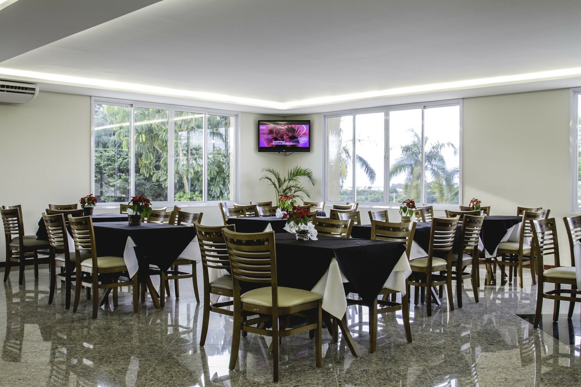 Colonial Plaza Hotel 平达莫尼扬加巴 外观 照片